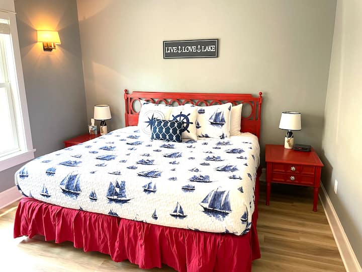 Chumba cha kulala cha kifalme kwenye ghorofa kuu, karibu na bafu kamili.