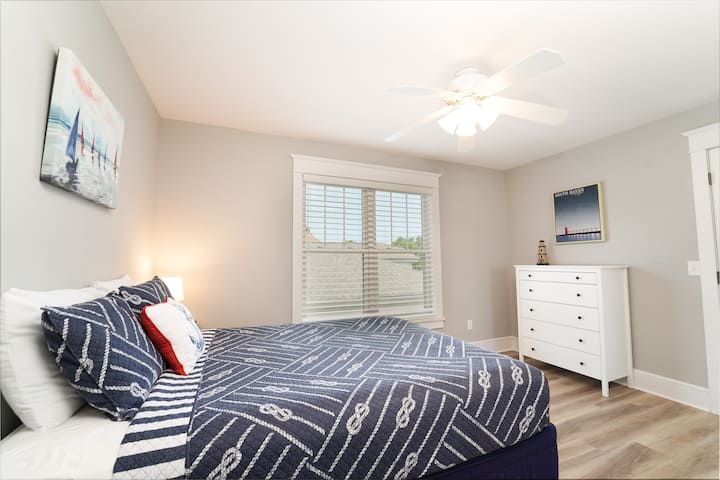 Ghorofa ya juu ya chumba cha kulala #1.  Ina kabati lenye rafu na viango.