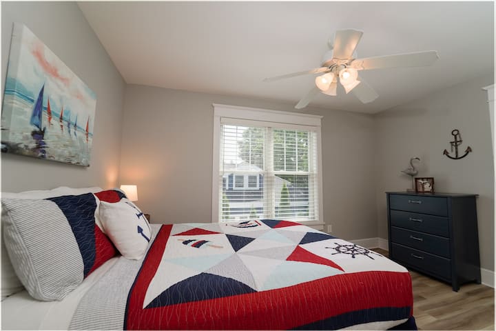 Chumba cha kulala cha malkia cha ghorofani #2.  Ina kabati kubwa lenye viango vya nguo.