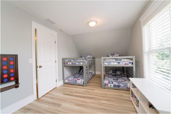 Chumba cha kulala cha ghorofa kilicho na maghorofa.