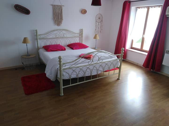 غرفة النوم الخامسة بسرير 160 × 200 وخزانة ملابس وسرير أطفال