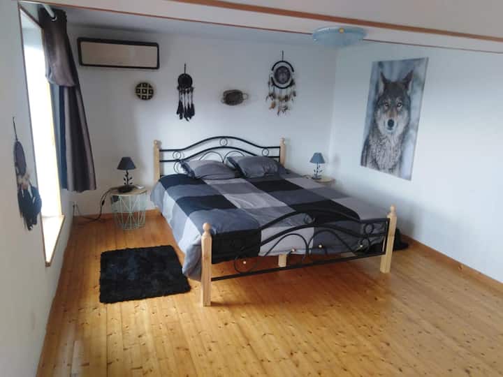 غرفة النوم الثانية بسرير 160 × 200 وخزانة ملابس