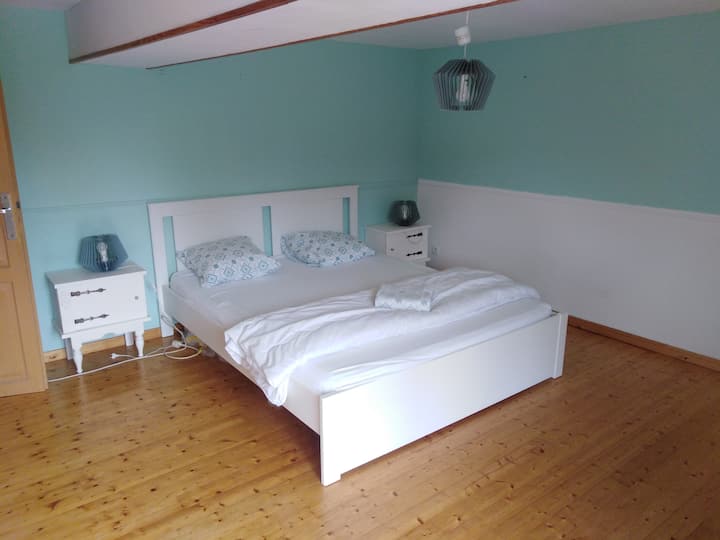 غرفة النوم الرابعة بسرير 160 × 200 وخزانة ملابس مزدوجة