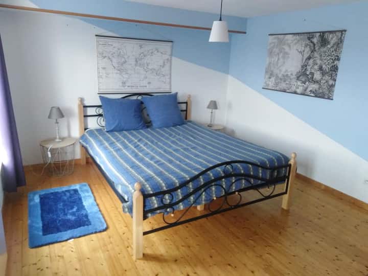 غرفة النوم الثالثة التي تحتوي على سرير 160 × 200 وخزانة ملابس، وستجد تلفزيونًا آخر غير متصل ولكن يمكنك إحضار عصا USB أو عصا حريق 