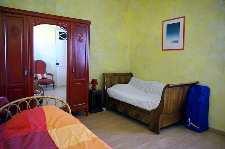 Spálňa 4 (v rade na prístup do spálne 3). Zahŕňa jednolôžko štandardnej veľkosti (190 x 90 cm) a rozkladaciu pohovku (180 x 90 cm). To druhé sa odporúča pre deti alebo malých dospelých.
