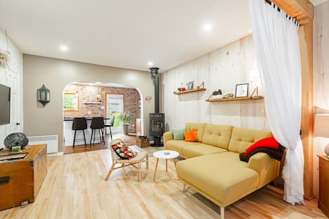 Top performing Airbnb: Plateau Mont-Royal house with private garden in Le Plateau Mont Royal