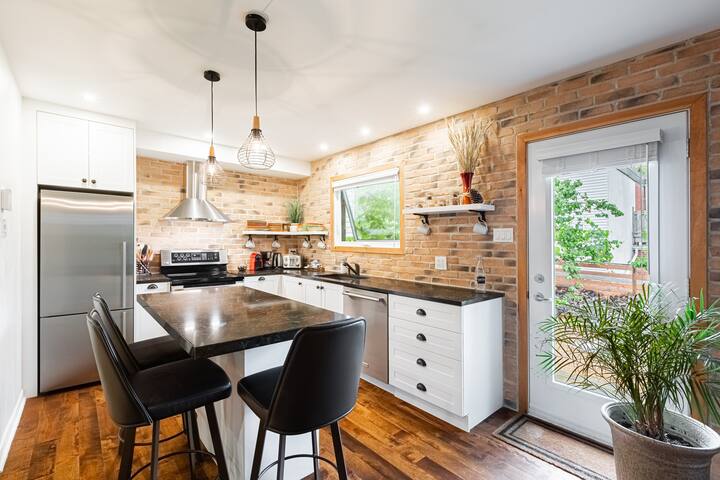 Plateau Mont-Royal house with private garden gallery image 4