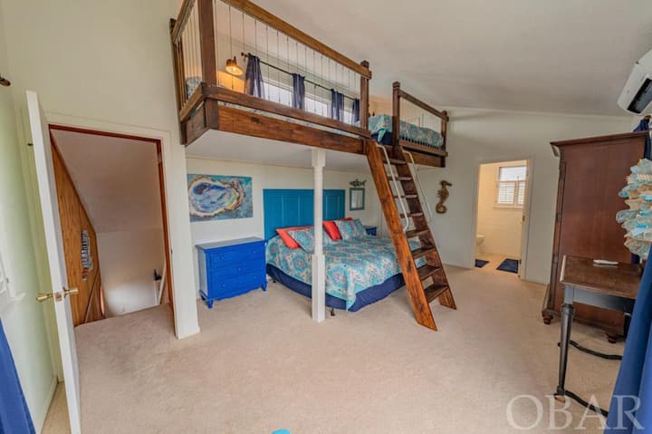 Spálňa na druhom poschodí s manželskou posteľou King a podkrovím 