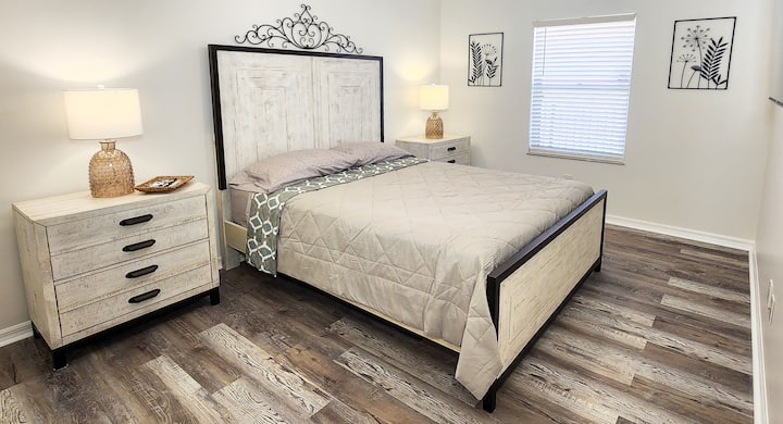 Მეორე საძინებელი შედგება კომფორტული ორადგილიანი საწოლისგან, ორი ღამის სადგამისა და 55დიუმიანი სმარტ-ტელევიზორისგან. 