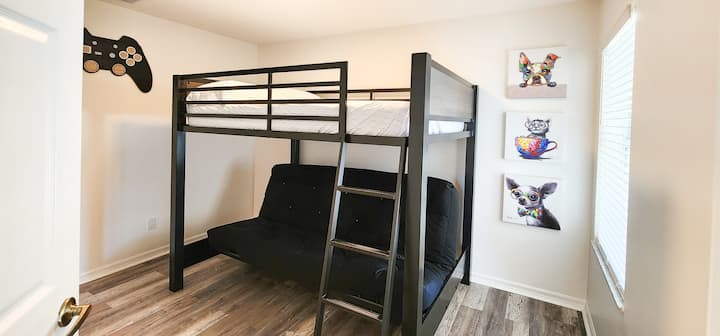 Მესამე საძინებელში არის ორსართულიანი საწოლი ორი სრული ზომის მატრასით (ტახტის გადაკეთება შესაძლებელია საწოლად - დამატებითი თეთრეულითა და ბალიშებით) და ჭკვიანი ტელევიზორით. 
Საბავშვო სამაგიდო თამაშები განთავსებულია კარადაში. 