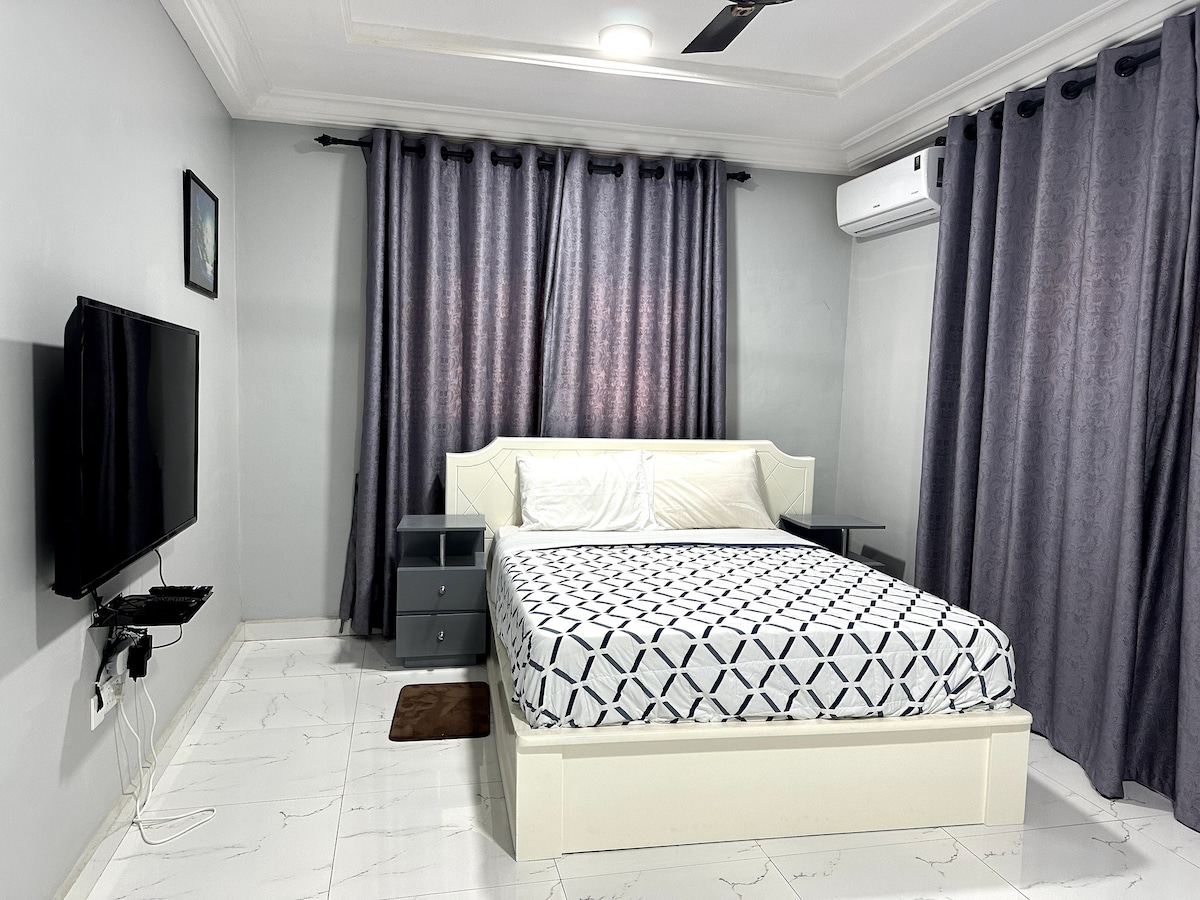 Bedroom 1.
Amenities:
HD TV
AC
Ceiling Fan
Shelf and Drawer Space
2 nightstands
Queen Bed