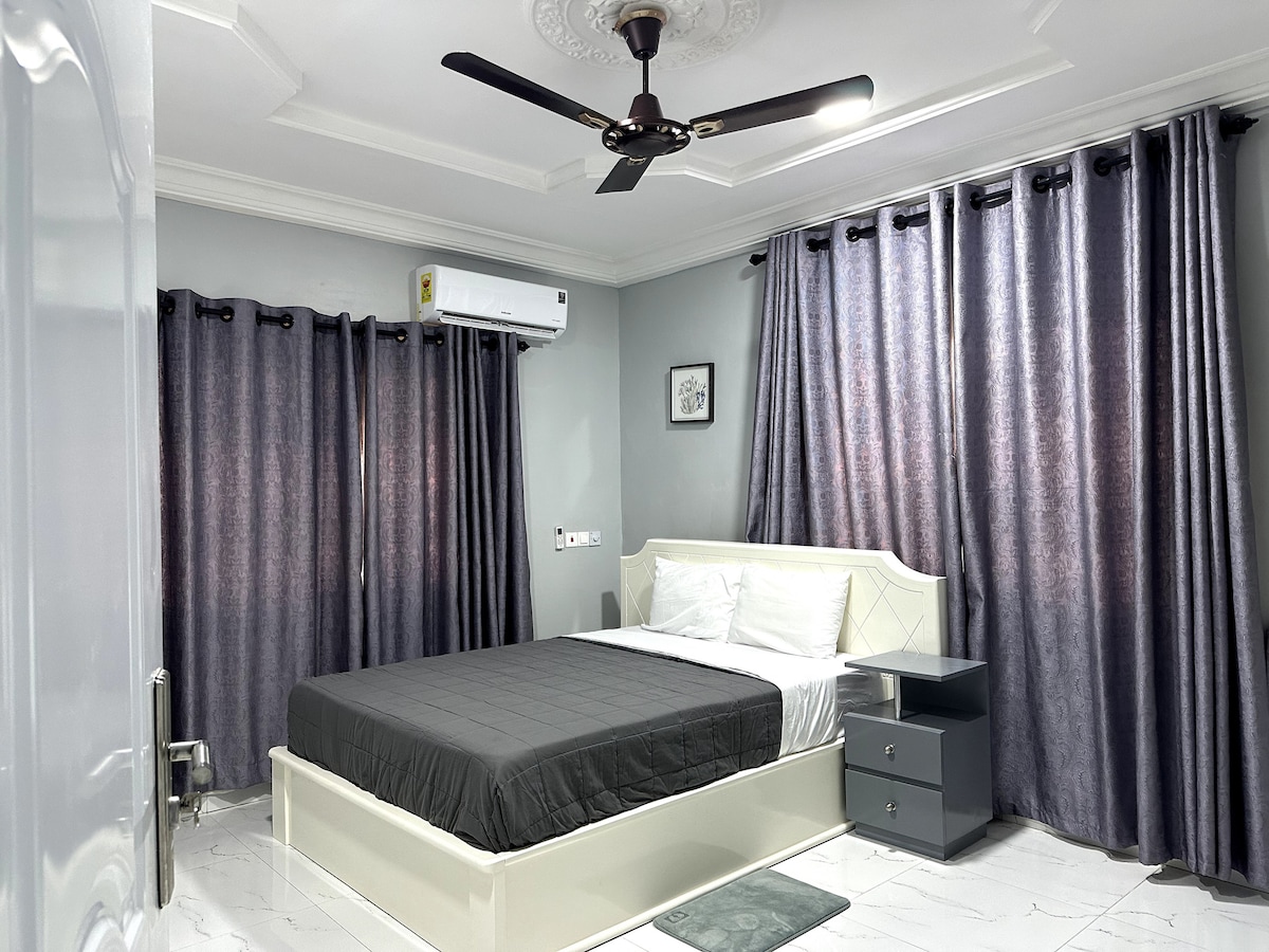 Bedroom 2.
Amenities:
HD TV
AC
Ceiling Fan
Shelf and Drawer Space
Nightstand
Queen Bed