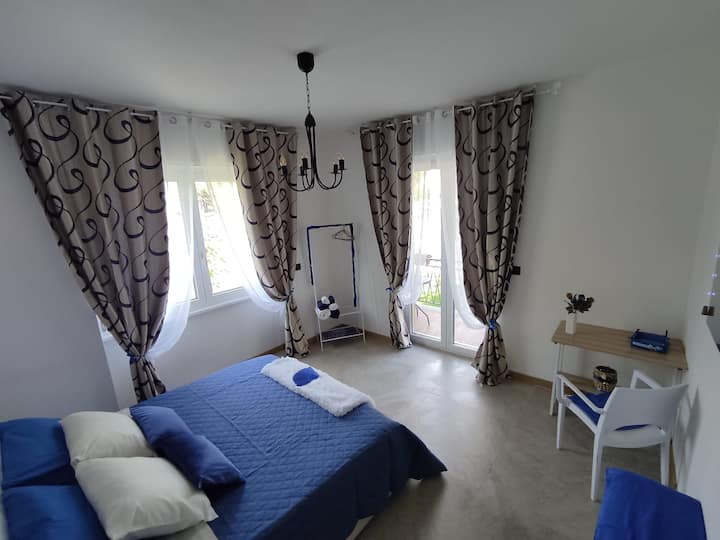 Camera Betulla Blu, Graziosa camera con balcone attrezzato di tavolino e 2 sedie.
In ogni camera è presente una cassaforte.