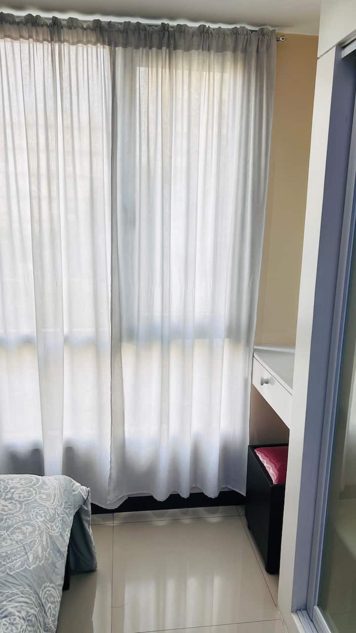 Este es un espacio exclusivo para ser utilizado como espacio de trabajo o como tocador. Hay un cable de extensión disponible y wifi de bolsillo, así como enchufes para aparatos en la parte trasera de la cama. Para los huéspedes que trabajan, también se proporciona el soporte para el portátil.