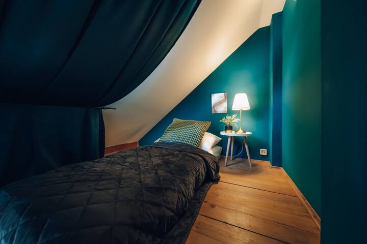 1 ერთადგილიანი ლეიბი საწოლი ოთახის ტერიტორიაზე