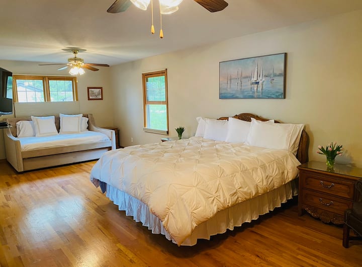 Hlavná spálňa s manželskou posteľou King. Denná posteľ má plnú veľkosť a matrace pre dve osoby. Hlavná kúpeľňa. Nachádza sa na hornom poschodí.