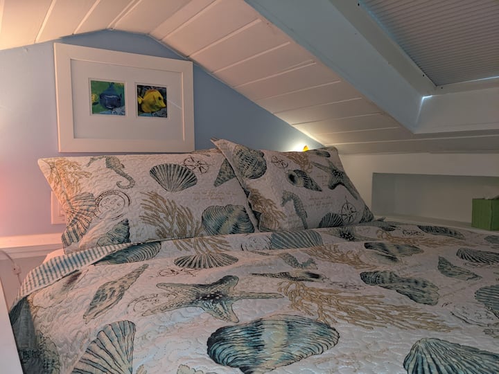 Cama loft tamaño queen, cómoda como área principal para que se sientan cómodas con la escalera, por lo demás, ideal para los huéspedes.