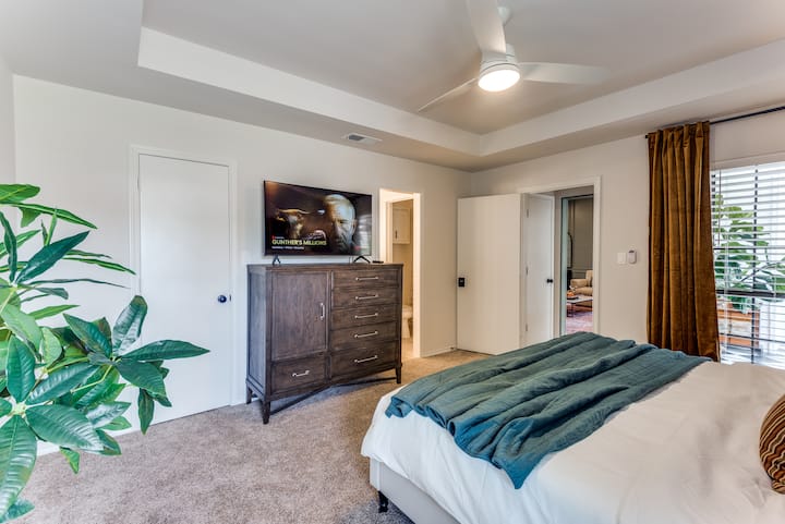 Който и да е казал, че не трябва да имате телевизор в спалнята си, никога не е познавал радостта от Netflix късно през нощта. 