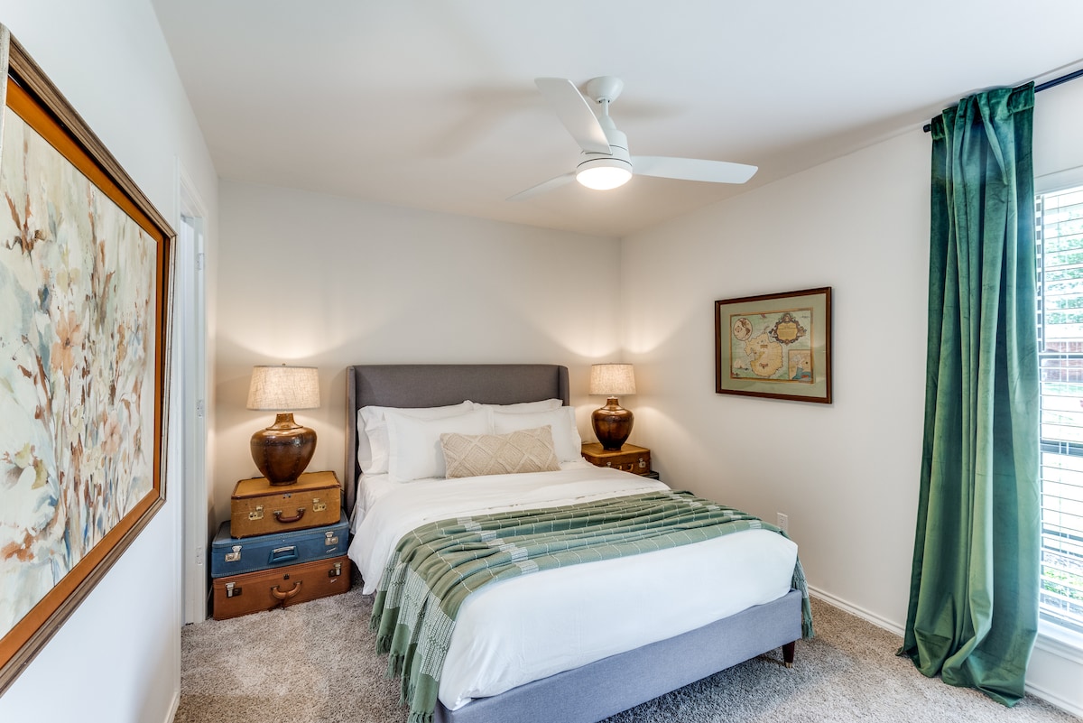 This queen size bedroom has you feeling inspired to pack your suitcases and jump onboard the Steamer headed for the Antarctic! The vintage map on the wall will show you the route! 