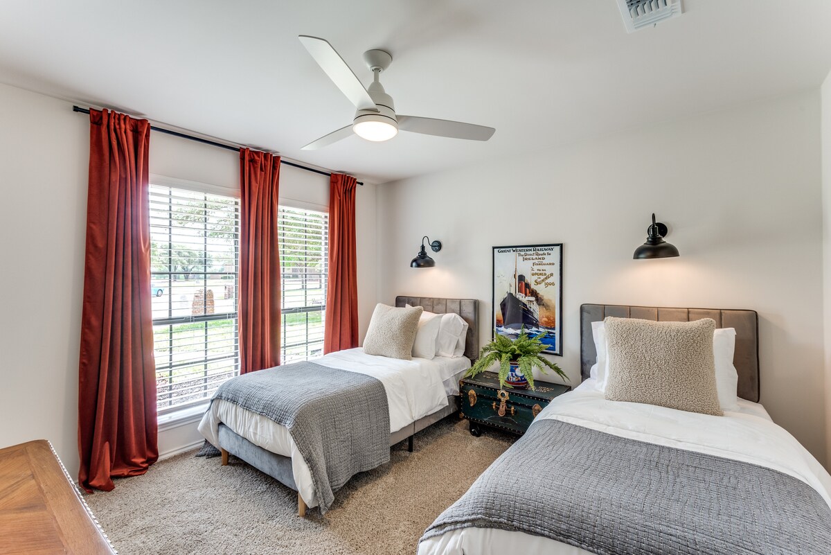Sleep side-by-side and dream of adventures at sea in this industrial chic room. 