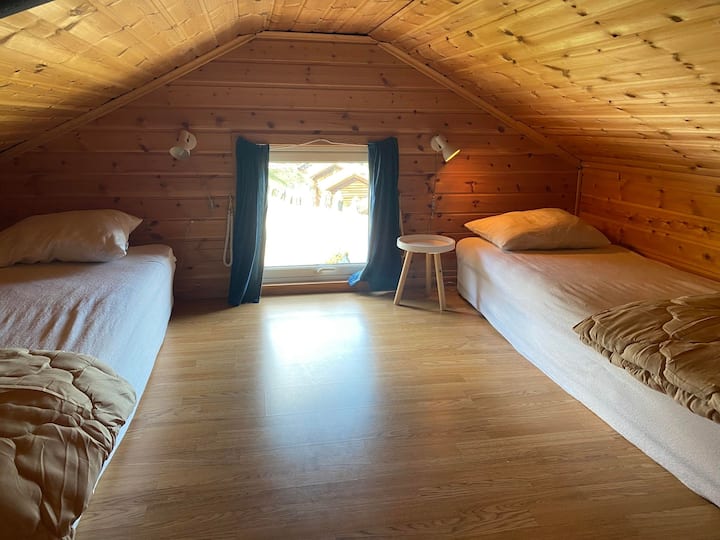 Vyumba 4 vya kulala vyenye magodoro 4 ya ghorofa vinapatikana. 