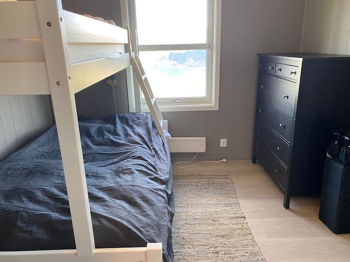 Chumba cha kulala chenye kitanda cha ghorofa na kabati la nguo. Pia ina koti la usafiri linalopatikana. Kitanda cha mtoto cha kusafiri hakina godoro, lakini inawezekana kuweka duvet chini.