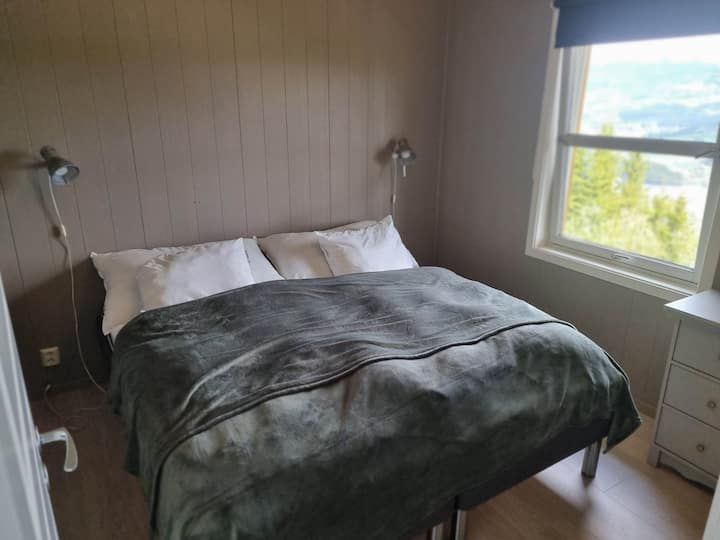 Chumba kikubwa cha kulala chenye kitanda cha 1.80 na kabati la nguo.