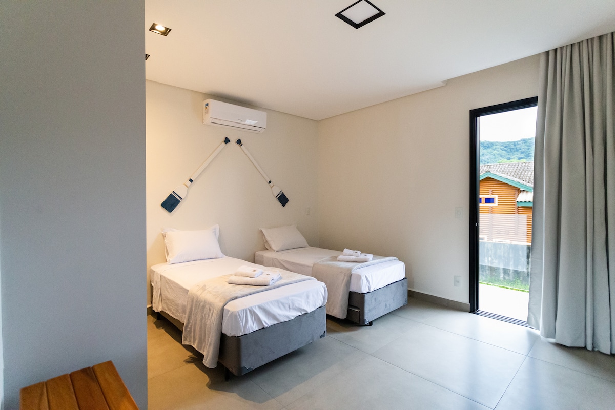 Suite 2, 2 camas individuales +1 cama auxiliar individual.