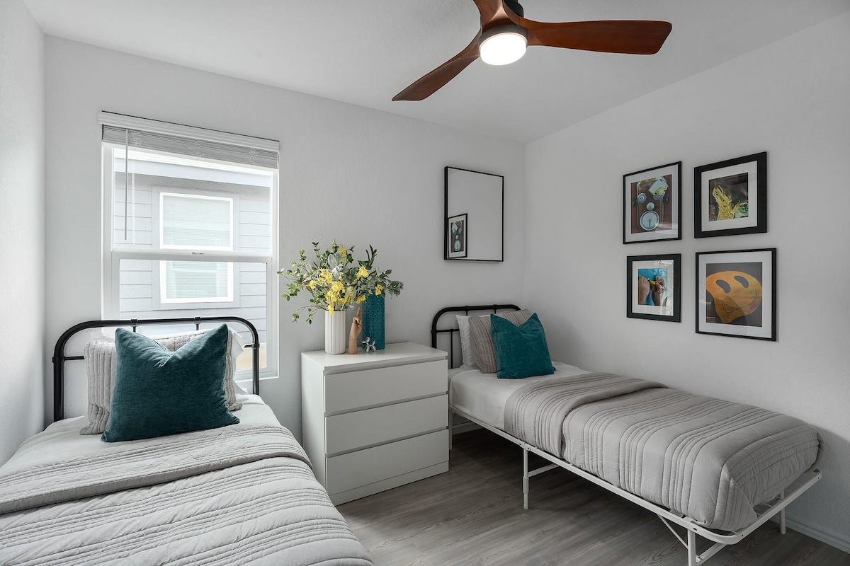 Samostatné postele v tretej spálni. Nástenné umenie miestneho fotografa.