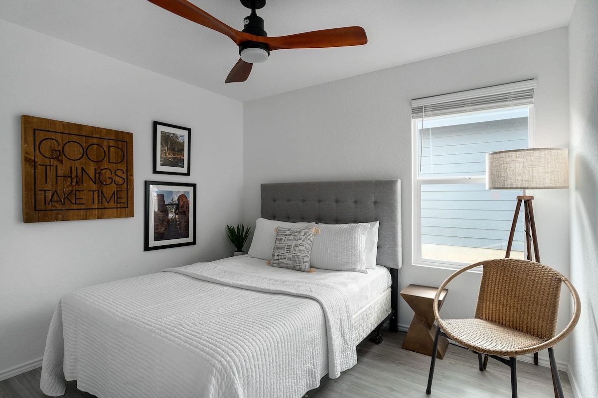 Spálňa pre hostí s manželskou posteľou Queen. Krásne zariadené jednoducho a moderné.