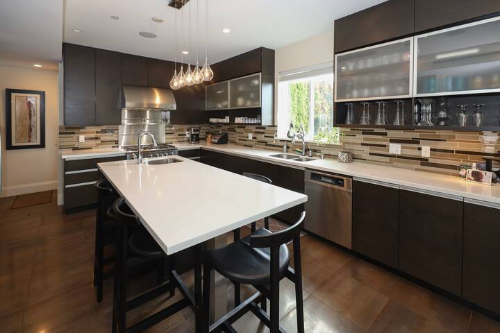 Modern 4 Bedroom Home – Huge rooftop patio gallery image 5