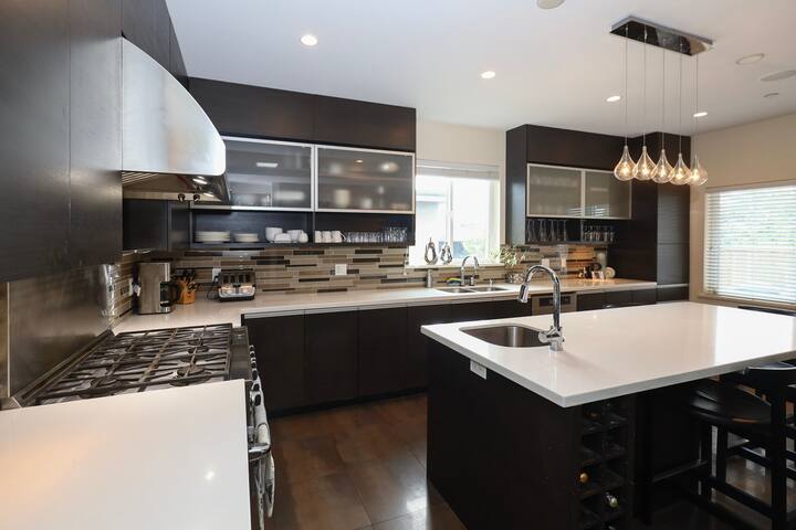 Modern 4 Bedroom Home – Huge rooftop patio gallery image 3