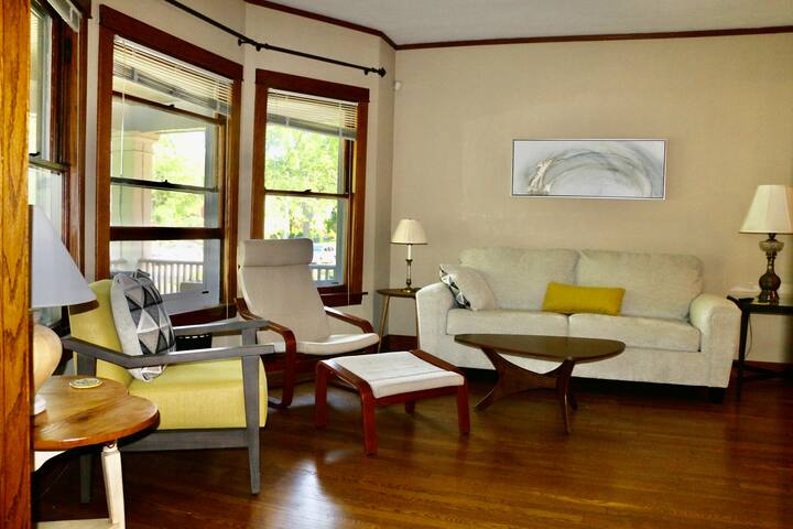 Historic House w/ Hot Tub, 3 miles west of Wrigley gallery image 4