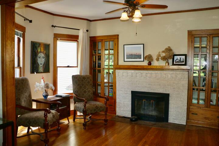 Historic House w/ Hot Tub, 3 miles west of Wrigley gallery image 5