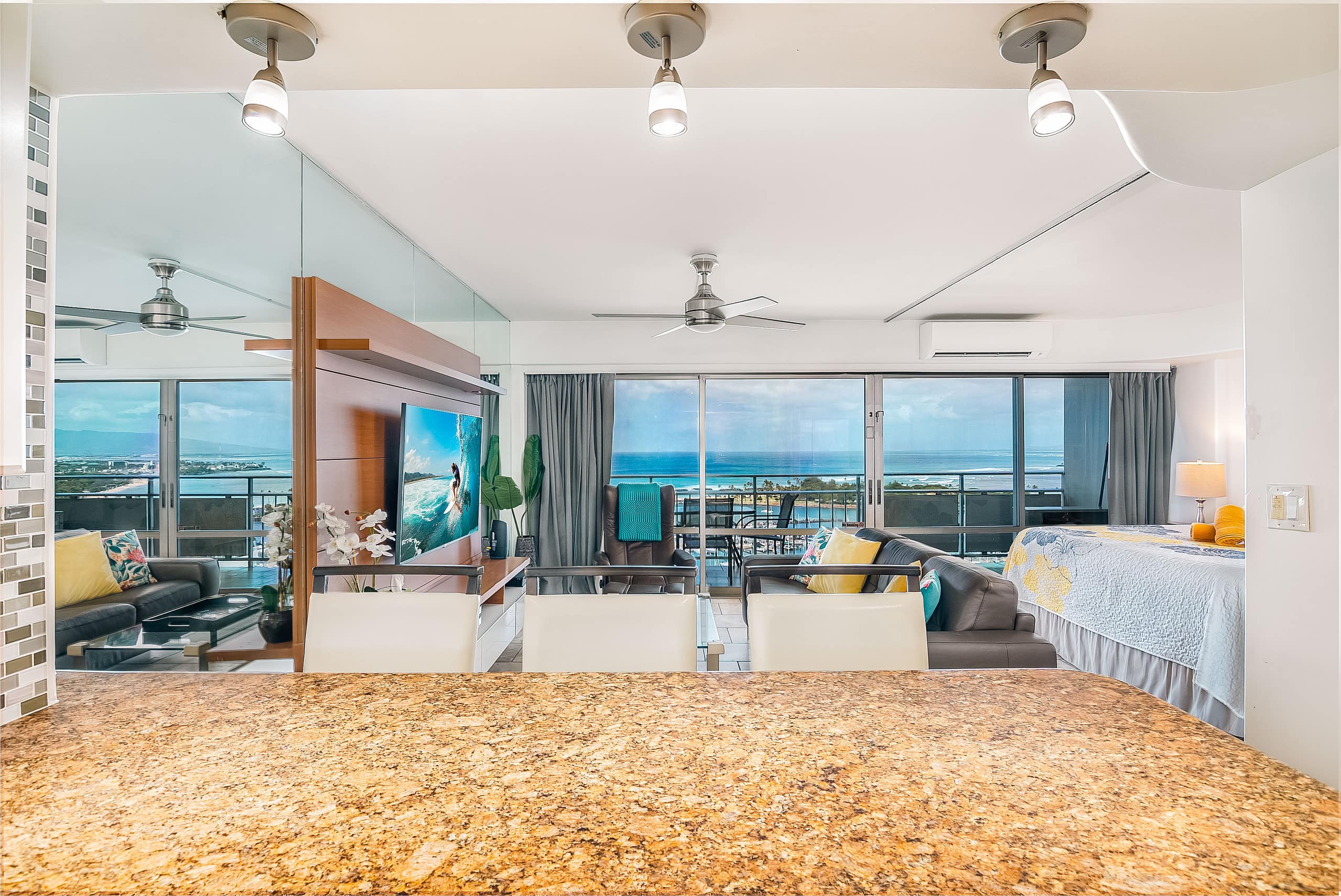 Ilikai Ocean Front Condo w/ balcony & ocean view - Image 9
