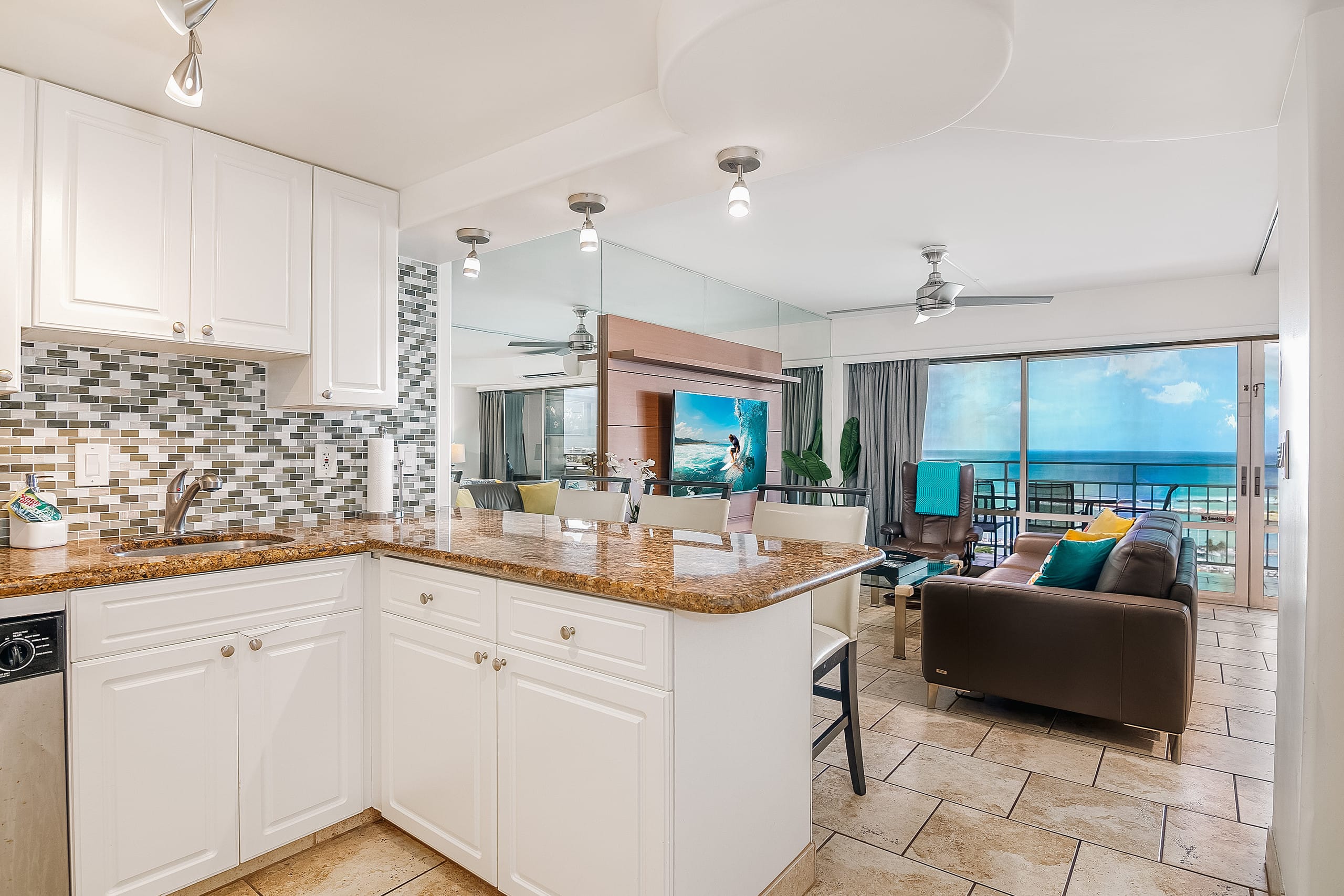 Ilikai Ocean Front Condo w/ balcony & ocean view - Image 6