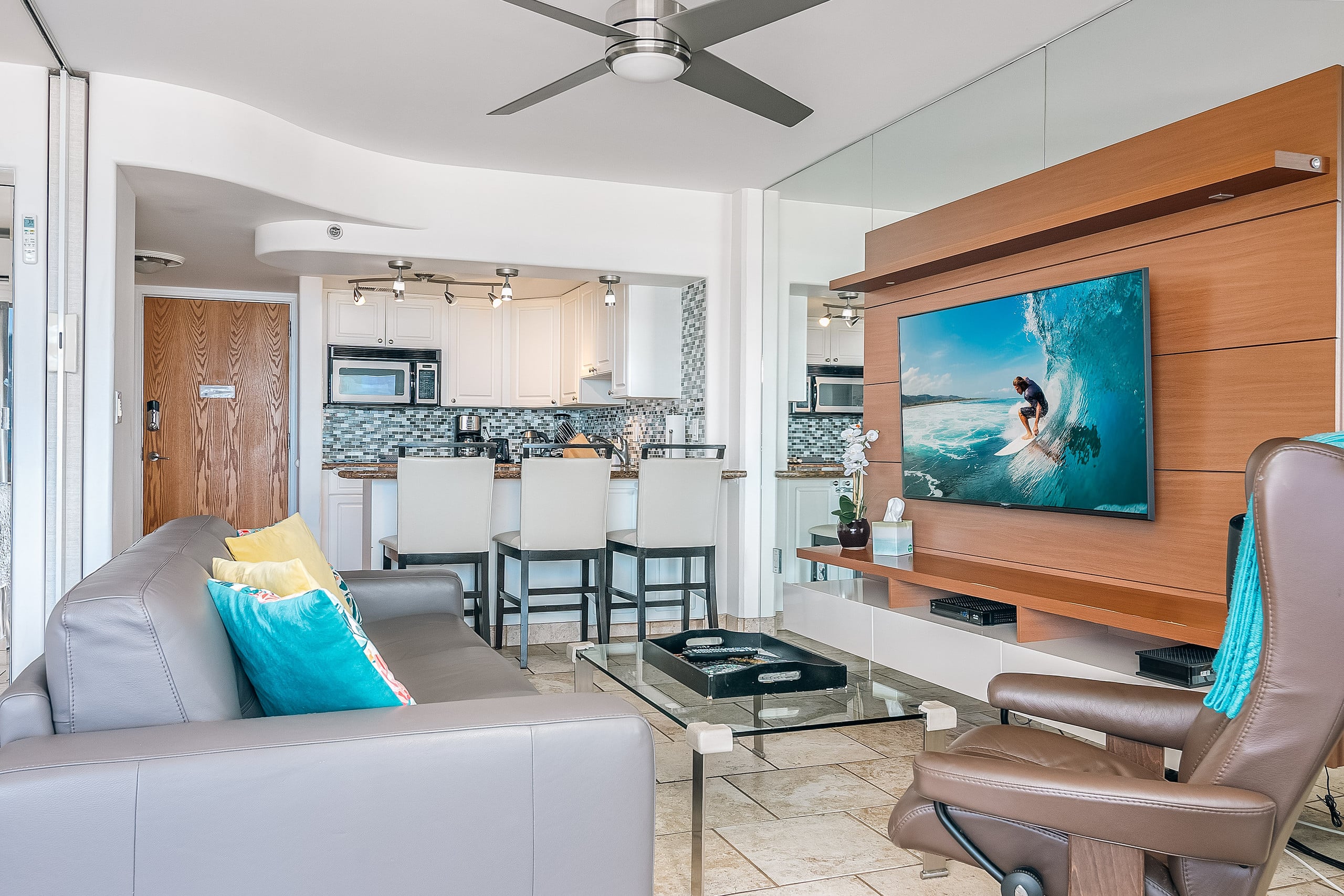 Ilikai Ocean Front Condo w/ balcony & ocean view - Image 3
