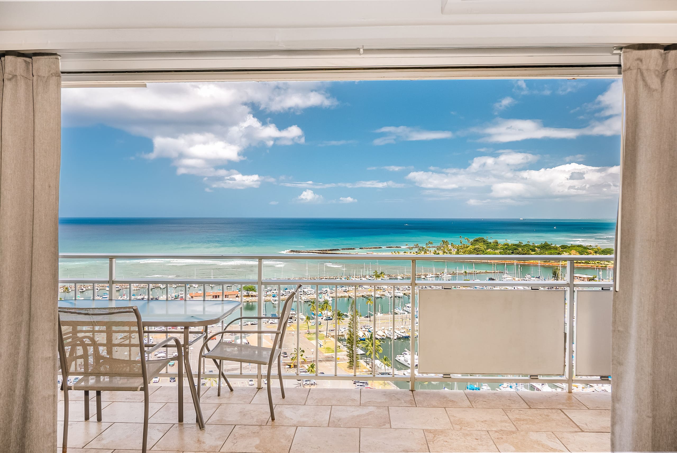 Ilikai Ocean Front Condo w/ balcony & ocean view - Image 1