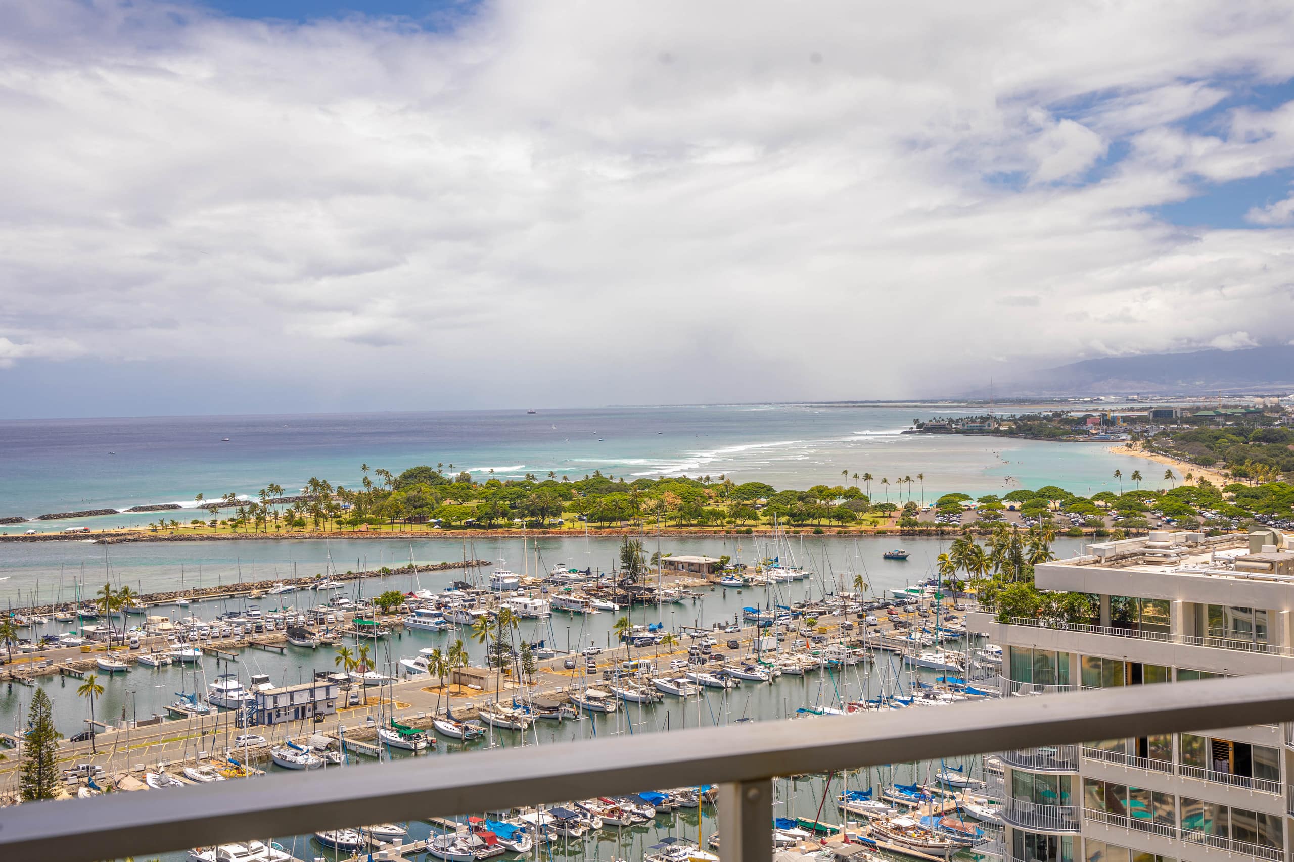 Ilikai Ocean Front Condo w/ balcony & ocean view - Image 32