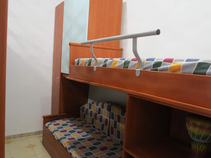 Mala soba opremljena krevetom na kat u dnevnom boravku.