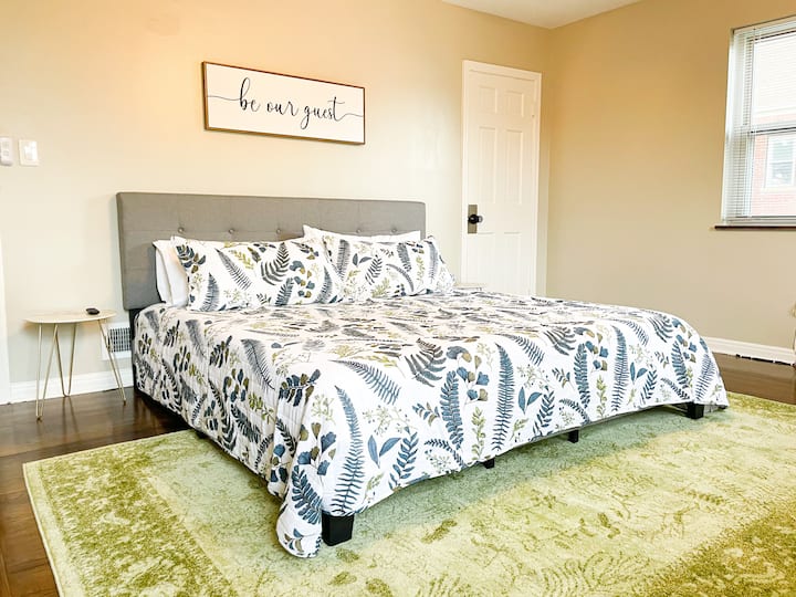 Chumba kikubwa cha kulala kilicho na kitanda cha King na SmartTv  ya ziada 