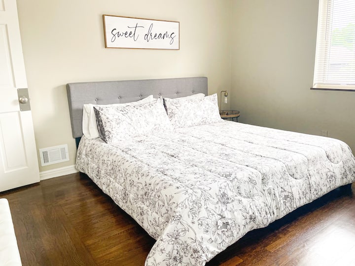 Chumba cha kulala cha 2 na kitanda cha ukubwa wa King 