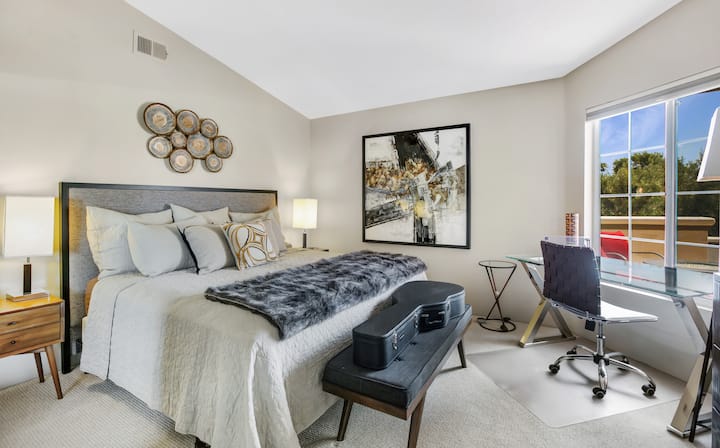 Sec d bedroom with working station 