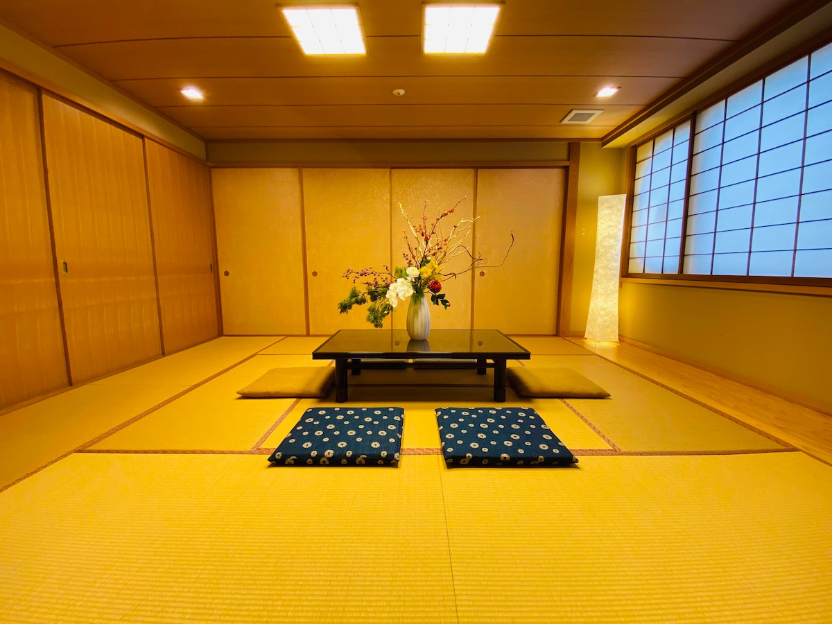 Bedroom 3 (Japanese-style room: 15.5 tatami mats)
* If the number of guests exceeds 9 people, we will provide futons here.

bedroom3(tatami:28.8㎡) 
※If the number of guests exceeds 9 people, we will prepare futons for you.