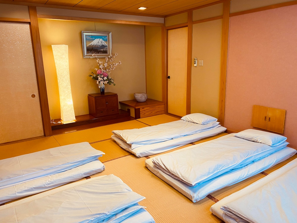 Bed room 2 (Japanese room: 15.5 tatami mats)
* For 6 people

bedroom2 (tatami: 28.8 ㎡)
* for 6people