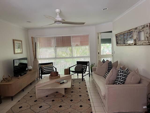 “Lola’s” on Sunshine