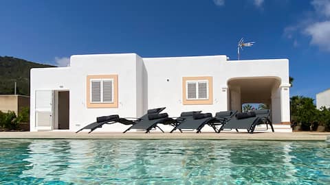Villa with heated pool 5 minutes from Ibiza city
