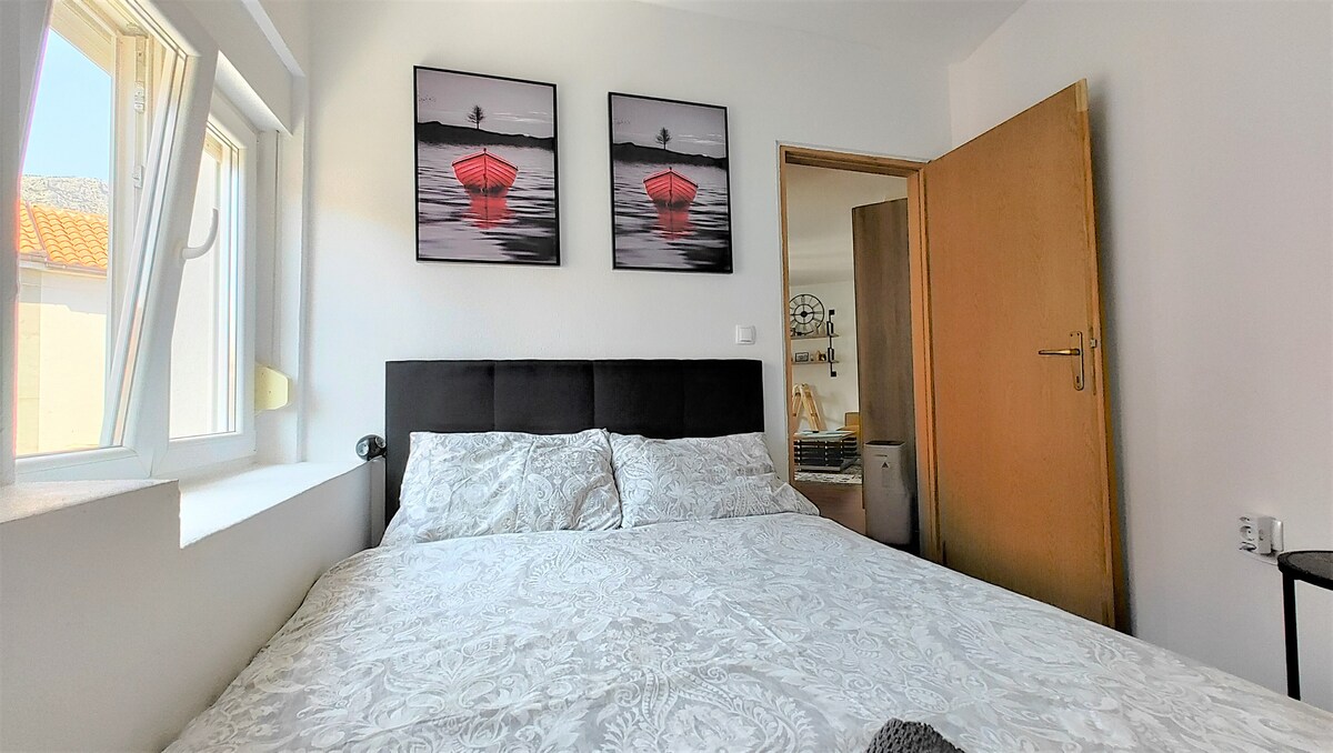 Esta cómoda cama doble * mide 140x207 cm. En el cabecero de la cama, encontrará un enchufe múltiple que le permitirá conectar sus dispositivos.

*Posibilidad de dividirlo en 2 camas de 1 plaza.