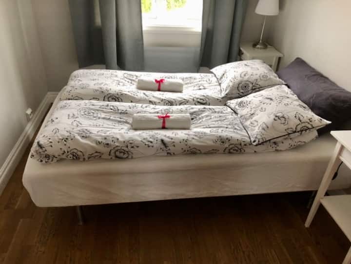 Საწოლი საძინებელში 1. Ორივე საძინებელი დაახლოებით 10 მ2-ია.