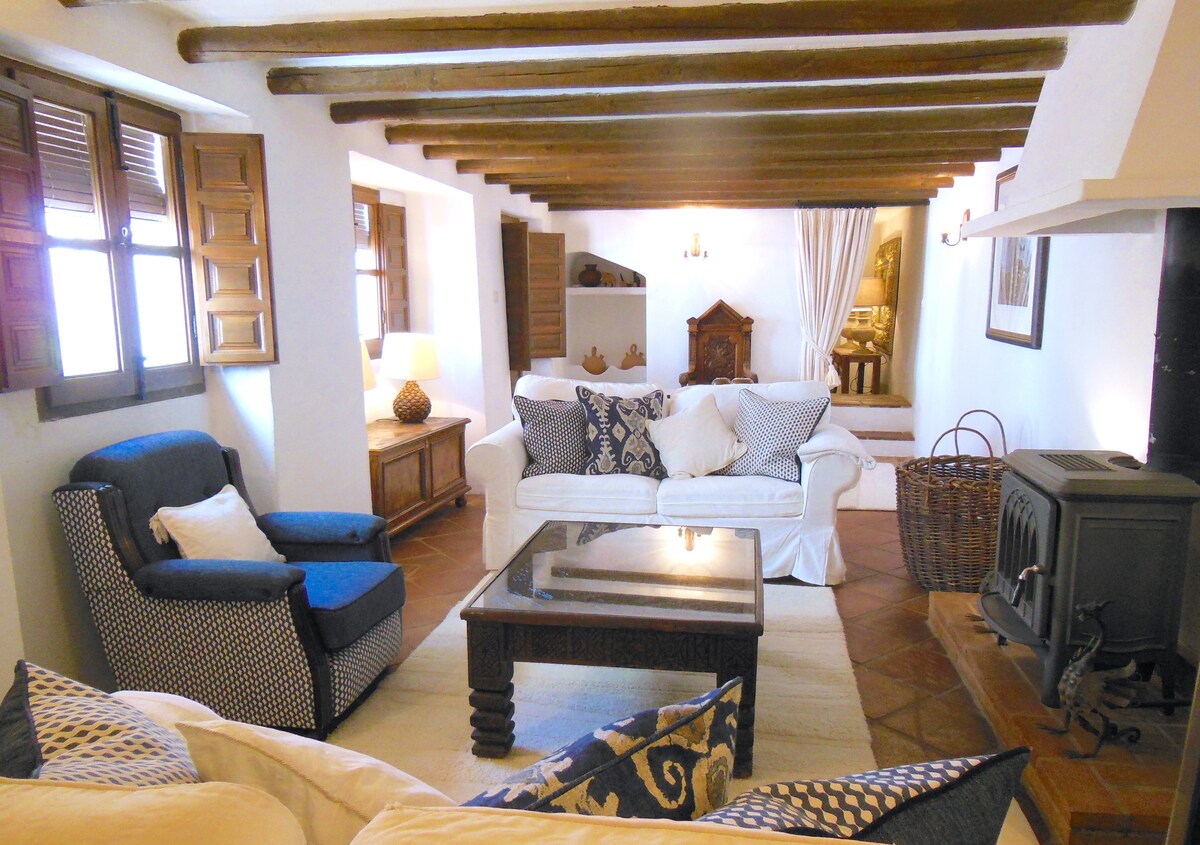 Anuncio de Airbnb popular: Traditional Mountain Village House, Views & Wi-Fi en Córdoba